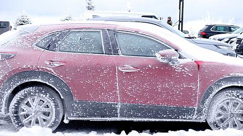 Ein mit Frost überzogenes parkendes Auto auf dem Fichtelberg. Zahlreiche Urlauber haben den Schneefall am Ende der Weihnachtsferien für den Wintersport genutzt.