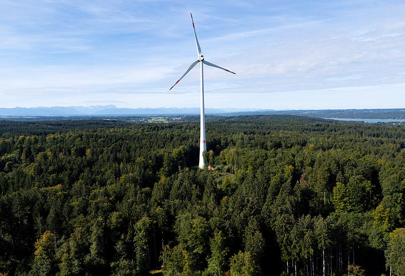 Eins der vier Windräder im Windpark Wadlhauser Gräben bei Berg an Starnberger See. Eins der vier Windräder im Windpark Wadlhauser Gräben bei Berg an Starnberger See.