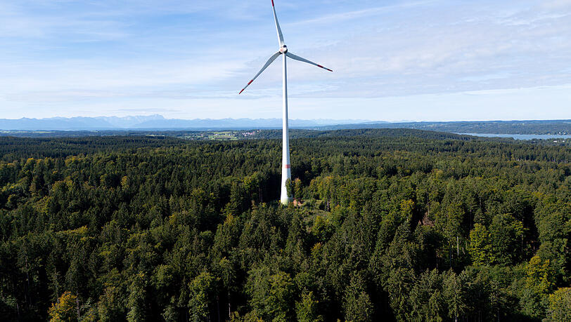 Eins der vier Windräder im Windpark Wadlhauser Gräben bei Berg an Starnberger See. Eins der vier Windräder im Windpark Wadlhauser Gräben bei Berg an Starnberger See.