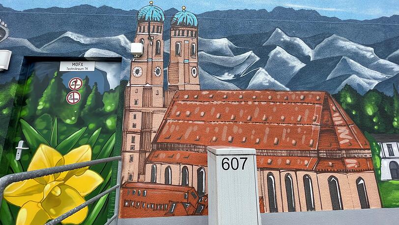 Die Frauenkirche an einem Schaltgebäude der Deutschen Bahn am Ostbahnhof.