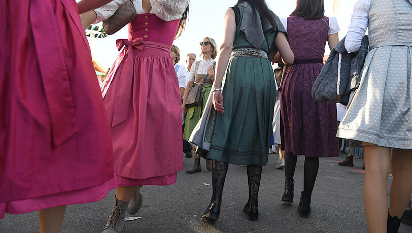 Frauen k&ouml;nnen sich auf der Wiesn nicht so sicher f&uuml;hlen wie M&auml;nner. Jedes Jahr erleben sie sexualisierte und gewaltvolle &Uuml;bergriffe. Die Aktion "Sichere Wiesn f&uuml;r M&auml;dchen* und Frauen*" will darauf aufmerksam machen.