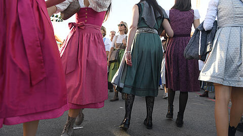Frauen k&ouml;nnen sich auf der Wiesn nicht so sicher f&uuml;hlen wie M&auml;nner. Jedes Jahr erleben sie sexualisierte und gewaltvolle &Uuml;bergriffe. Die Aktion "Sichere Wiesn f&uuml;r M&auml;dchen* und Frauen*" will darauf aufmerksam machen.