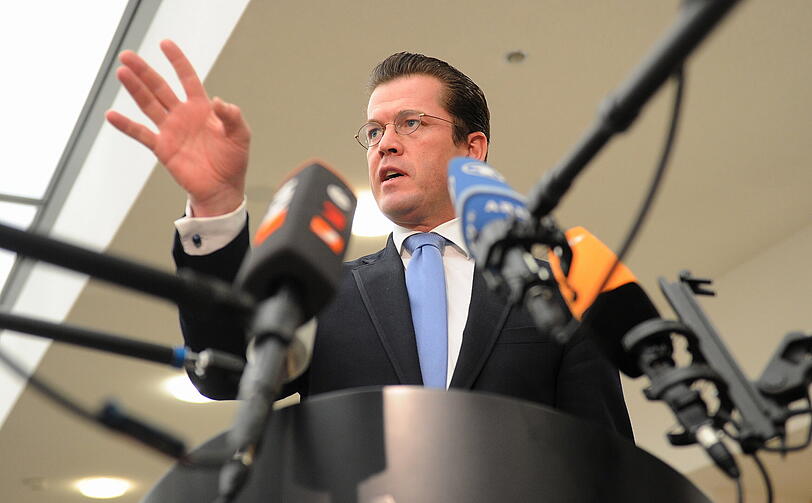 Guttenberg am Freitag vor ausgewählten Journalisten.