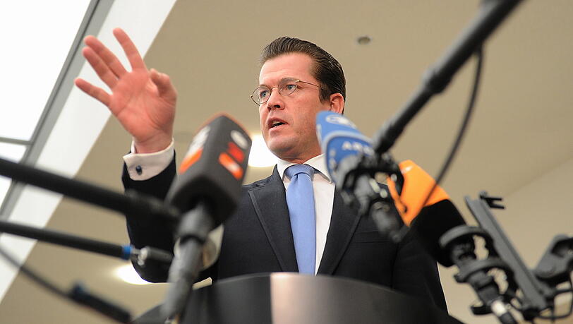 Guttenberg am Freitag vor ausgewählten Journalisten. Guttenberg am Freitag vor ausgewählten Journalisten.