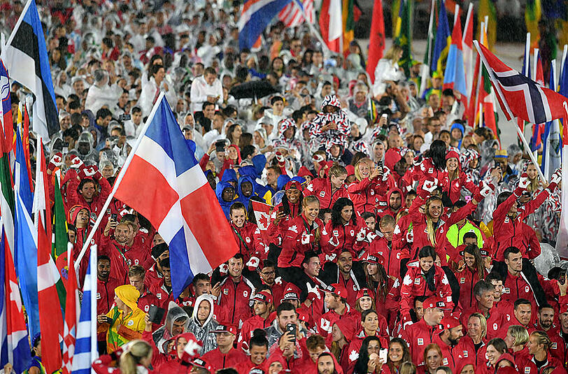 Die Bilder der knallbunten und komplett verregneten Abschlussfeier der olympischen Spiele von Rio.