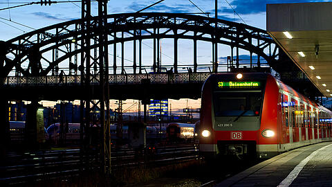 Nach einer nächtlichen Straftat kann die Hackerbrücke derzeit nicht angefahren werden.