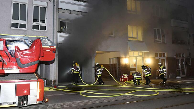 Die Feuerwehr konnte den brennenden Audi in der Tiefgarage löschen.
