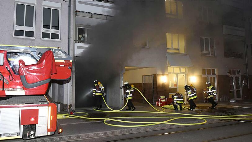 Die Feuerwehr konnte den brennenden Audi in der Tiefgarage löschen. Die Feuerwehr konnte den brennenden Audi in der Tiefgarage löschen.
