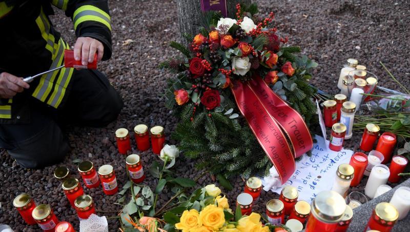 Zur Erinnerung an das Opfer zündet ein Feuerwehrmann am Königsplatz in Augsburg eine Kerze an. Zur Erinnerung an das Opfer zündet ein Feuerwehrmann am Königsplatz in Augsburg eine Kerze an.