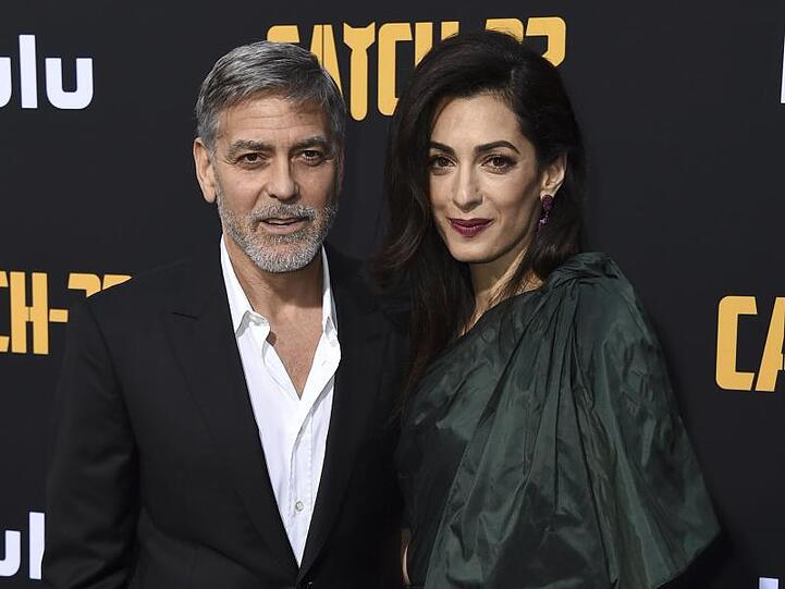 George und seine Frau Amal Clooney bei der Premiere von "Catch-22" im TCL Chinese Theatre.