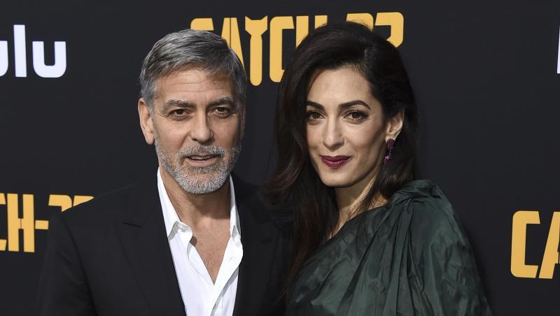 George und seine Frau Amal Clooney bei der Premiere von "Catch-22" im TCL Chinese Theatre. George und seine Frau Amal Clooney bei der Premiere von "Catch-22" im TCL Chinese Theatre.