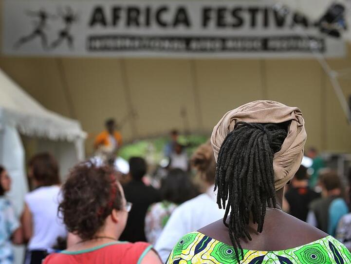 Besucher des Africa-Festivals stehen vor der offenen Bühne. Foto: Karl-Josef Hildenbrand/dpa/Archivbild