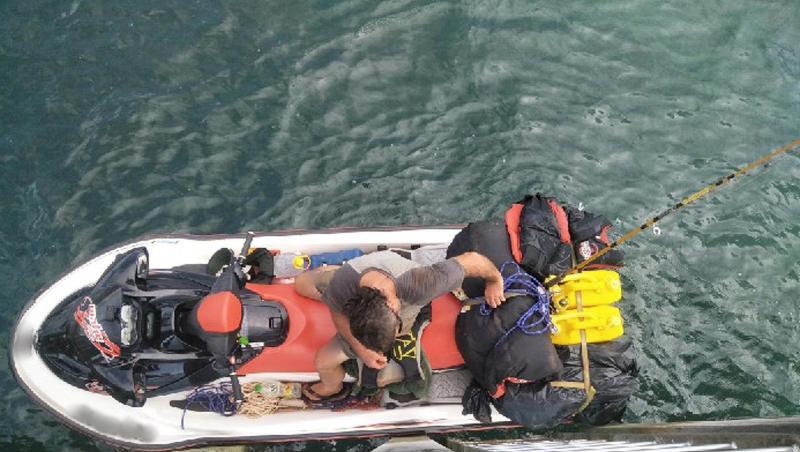 Kurz vor dem Ziel wurde ein mutmaßlicher Drogenkrimineller gestoppt, der mit einem Jet-Ski übers offene Meer außer Landes wollte. Kurz vor dem Ziel wurde ein mutmaßlicher Drogenkrimineller gestoppt, der mit einem Jet-Ski übers offene Meer außer Landes wollte.