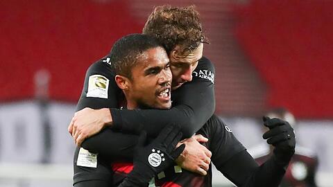 Douglas Costa freut sich über sein Tor zum 3:1. Die Bayern gewannen trotz Rückstands noch souverän beim VfB Stuttgart.