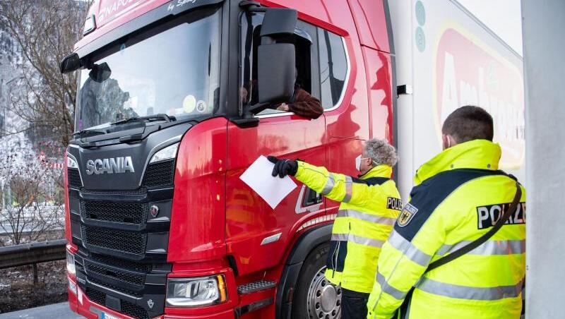 Kontrolle eines Lkw (Symbolbild). In Brunnthal wurde ein Lkw kontrolliert, der sogar leer zu schwer war.