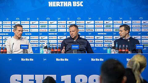 Der neu ernannte Cheftrainer Pal Dardai (M) spricht bei einer Pressekonferenz.