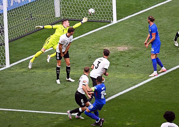 Kylian Mbappé erzielt das 1:0. Torwart Marc-André ter Stegen hechtet vergebens. Kylian Mbappé erzielt das 1:0. Torwart Marc-André ter Stegen hechtet vergebens.