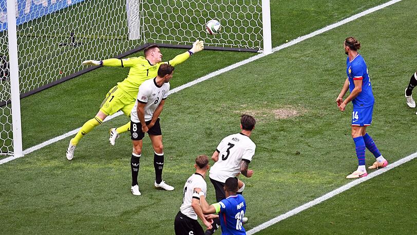 Kylian Mbappé erzielt das 1:0. Torwart Marc-André ter Stegen hechtet vergebens. Kylian Mbappé erzielt das 1:0. Torwart Marc-André ter Stegen hechtet vergebens.