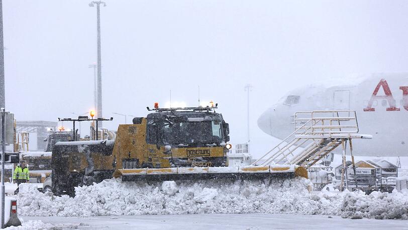 Starker Schneefall bremst den Verkehr am Flughafen Wien aus.