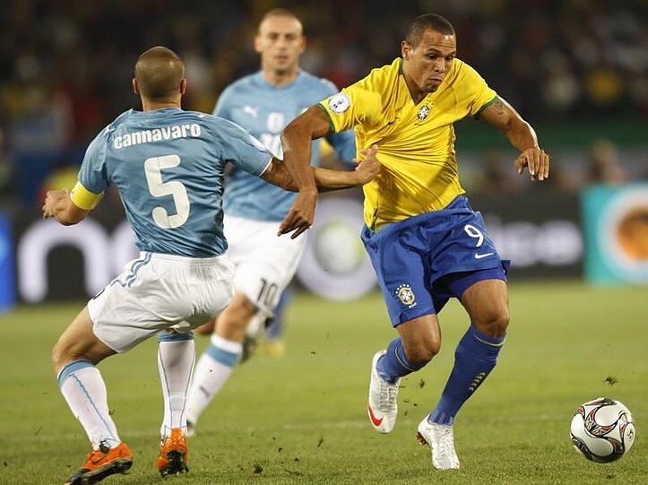 Fabio Cannavaro (l) hält den Brasilianer Luis Fabiano am Trikot.