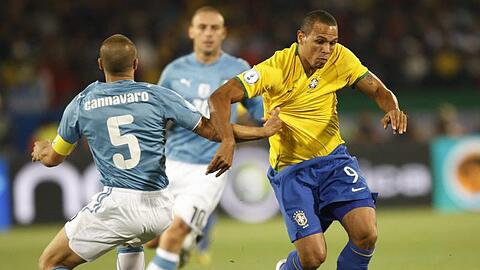 Fabio Cannavaro (l) hält den Brasilianer Luis Fabiano am Trikot.