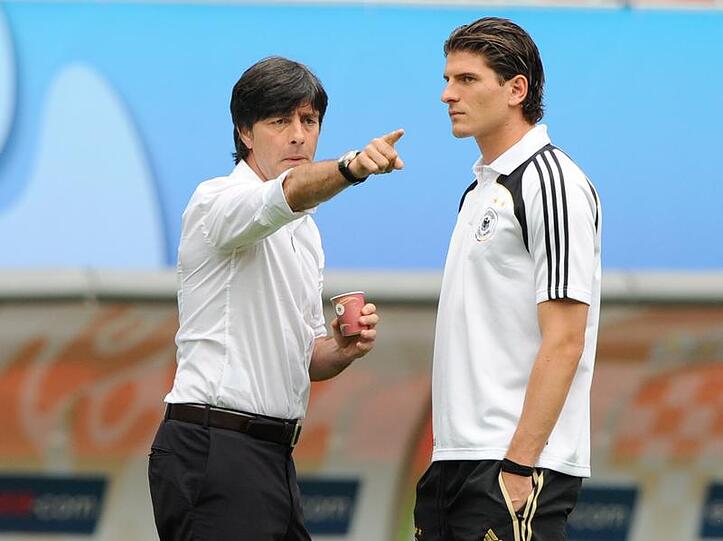 Zu besprechen gibt es einiges mit Bundestrainer Joachim Löw, zum Einsatz kam Mario Gomez aber dann doch nicht.