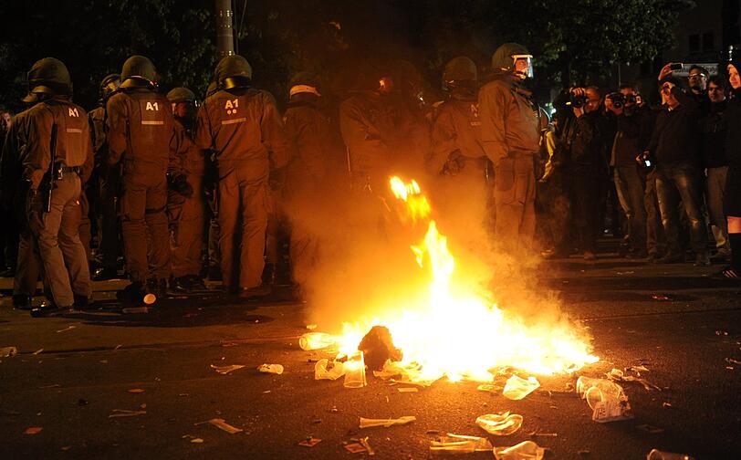 Ein Großaufgebot der Polizei versucht in der Nacht auf den 1. Mai, in der es in jedem Jahr zu gewaltsamen Ausschreitungen kommt, für Ordnung zu sorgen. Die Bilder