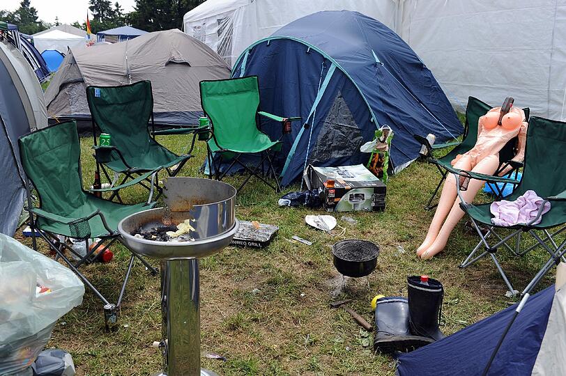 Heiße Rocker, wilde Punks und johlende Fans - auf den beiden Festivals Rock im Park und Rock am Ring feierten über 100.000 Rockfans am Wochenende ihre Lieblingsband. Unter anderem mit dabei: Metallica, Die Toten Hosen, The Ting Tings und Rapper Cro.