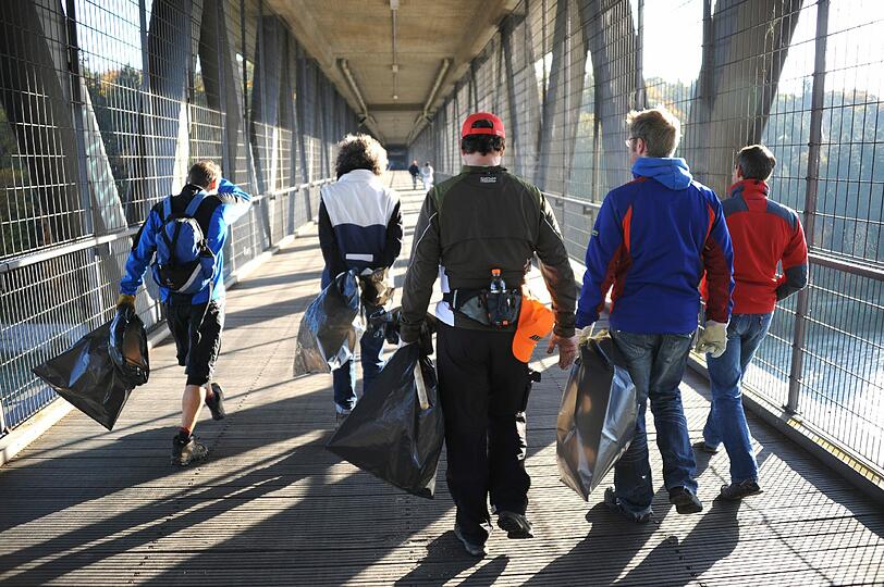 Hier überqueren Müllsammler die Großhesseloher Brücke.