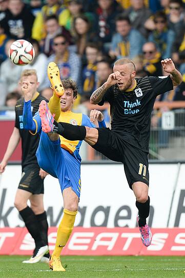 Daniel Adlung &ndash; Note 5.

Adlung ist außer Form. Schon gegen Aue schwach, auch gegen Braunschweig nicht zu sehen. Nach 45 Minuten ausgewechselt.