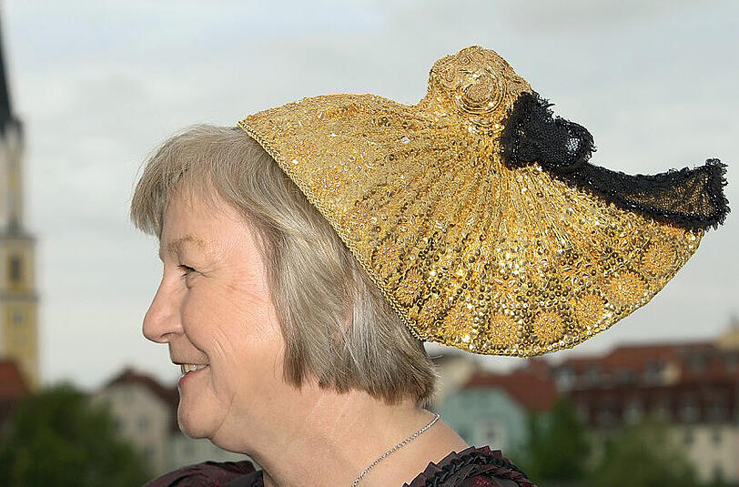 Goldhaubentradition: Im Passauer Land in Niederbayern tragen Frauen nach Vorbildern des 19. Jahrhunderts gefertigte Goldhauben als besonderes Accessoire zur Festtagskleidung. Etwa 1000 Trägerinnen in etwa 35 Gruppen halten diese Tradition mit großem Engagement aufrecht.