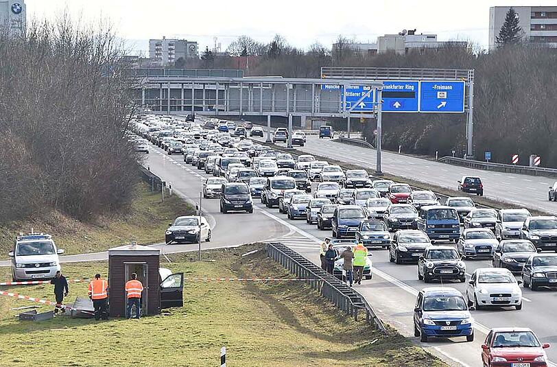 Bilder vom Unfall auf der A9: An der Ausfahrt Fröttmanning raste ein Mann mit seinem Wagen in ein Technikgebäude, welches für das Verkehrsleitsystem auf der Autobahn zuständig ist.