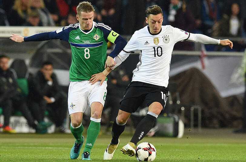 Mesut Özil: Note 4. Der beste Özil, den es je gab? Gegen die Nordiren nicht. Wirkte müde, seine Pässe flogen an den Mitspielern vorbei. Löw sah das, wechselte Özil zur Halbzeit aus.
