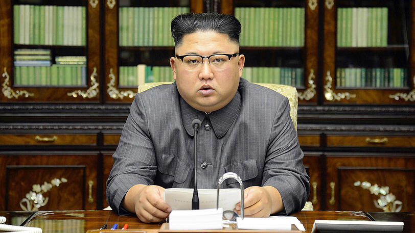 Kim Jong Un liest seine Antwort-Rede auf Donald Trump. Der sei ein "geistesgestörter, dementer US-Greis".