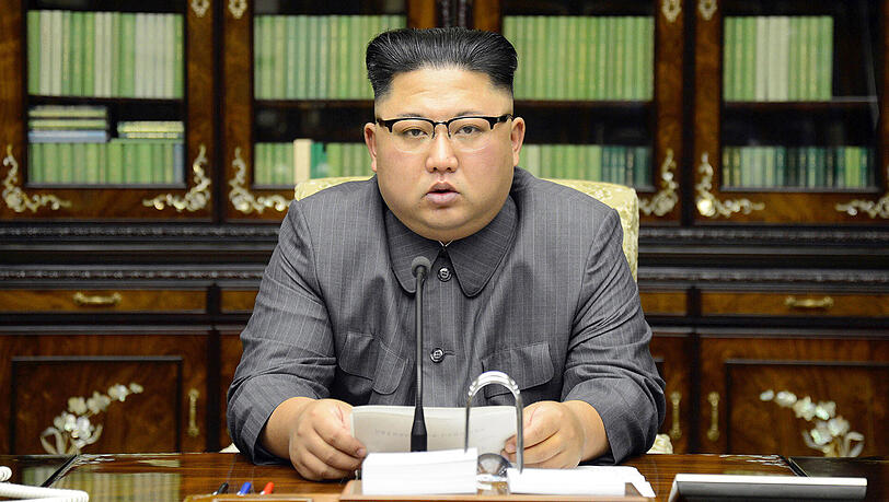 Kim Jong Un liest seine Antwort-Rede auf Donald Trump. Der sei ein "geistesgestörter, dementer US-Greis". Kim Jong Un liest seine Antwort-Rede auf Donald Trump. Der sei ein "geistesgestörter, dementer US-Greis".