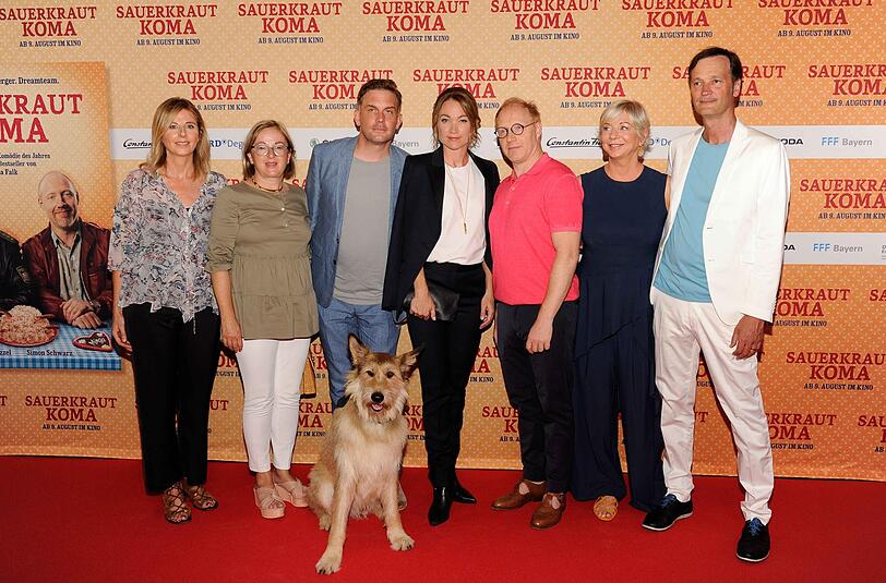 Produzentin Kerstin Schmidbauer, Dorothee Erpenstein (FFF Bayern), Sebastian Bezzel alias Franz Eberhofer, Lisa Maria Potthoff alias Susi, Simon Schwarz alias Rudi Birkenberger, Autorin Rita Falk und Regisseur Ed Herzog