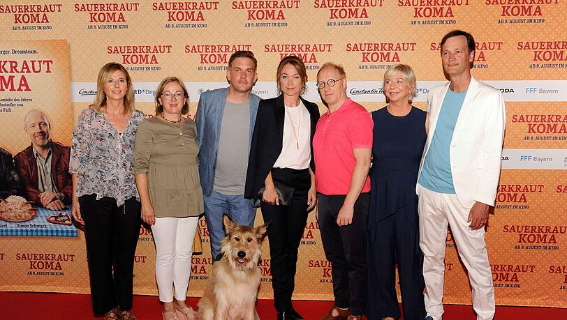 Produzentin Kerstin Schmidbauer, Dorothee Erpenstein (FFF Bayern), Sebastian Bezzel alias Franz Eberhofer, Lisa Maria Potthoff alias Susi, Simon Schwarz alias Rudi Birkenberger, Autorin Rita Falk und Regisseur Ed Herzog Produzentin Kerstin Schmidbauer, Dorothee Erpenstein (FFF Bayern), Sebastian Bezzel alias Franz Eberhofer, Lisa Maria Potthoff alias Susi, Simon Schwarz alias Rudi Birkenberger, Autorin Rita Falk und Regisseur Ed Herzog