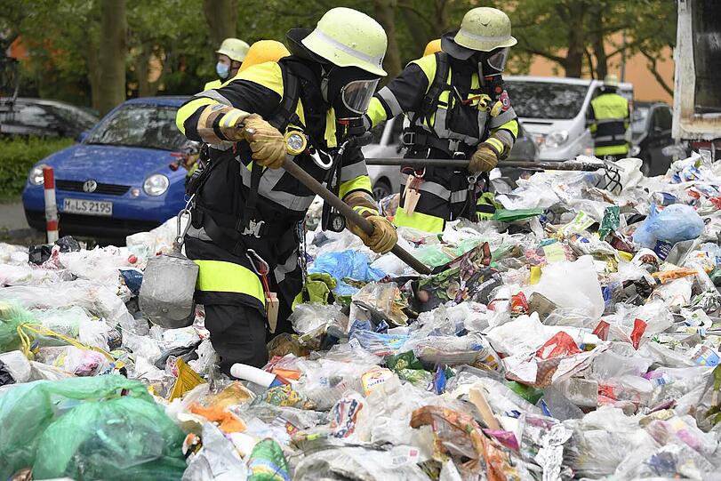 Die Flammen breiteten sich im Ladegut so rasch aus, dass es der Feuerwehr nicht mehr gelang, den Brand von außen über den Ladetrichter unter Kontrolle zu bringen.