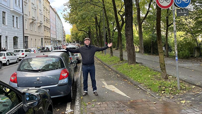 Der Radweg, auf dem Andreas Schuster (SPD) steht, wird viel breiter - zu lasten der Parkplätze.