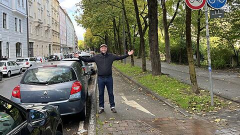 Der Radweg, auf dem Andreas Schuster (SPD) steht, wird viel breiter - zu lasten der Parkplätze.