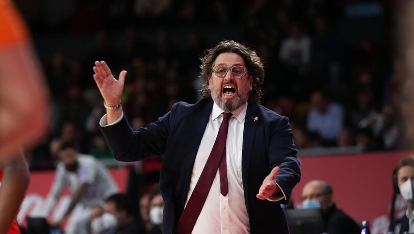 "So kann man nicht Basketball spielen": Bayern-Coach Andrea Trinchieri ärgert sich über das Schlussviertel.