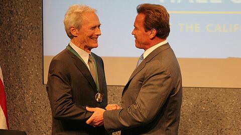 Clint Eastwood (l.) und Arnold Schwarzenegger im Jahr 2006 in Sacramento.