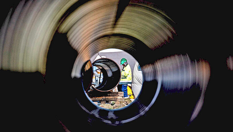Bauarbeiter verlegen eine Pipeline in Rotterdam in den Niederlanden. Auch im Freistaat gibt es eine erste Machbarkeitsstudie, um flüssiges Kohlenstoffdioxid aus Bayerns Voralpen in den Norden Deutschlands zu transportieren. Bauarbeiter verlegen eine Pipeline in Rotterdam in den Niederlanden. Auch im Freistaat gibt es eine erste Machbarkeitsstudie, um flüssiges Kohlenstoffdioxid aus Bayerns Voralpen in den Norden Deutschlands zu transportieren.