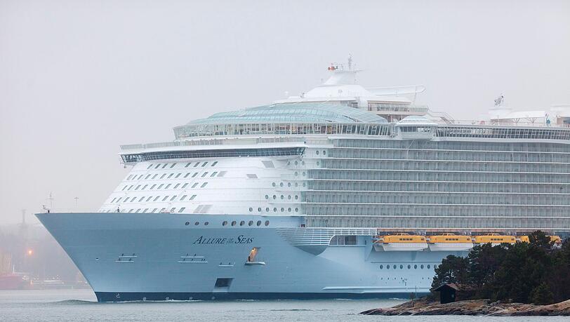 Die 66-Jährige war auf der "Allure of the Seas" der Reederei Royal Caribbean von ihrem Balkon gestürzt. (Archivbild) Die 66-Jährige war auf der "Allure of the Seas" der Reederei Royal Caribbean von ihrem Balkon gestürzt. (Archivbild)