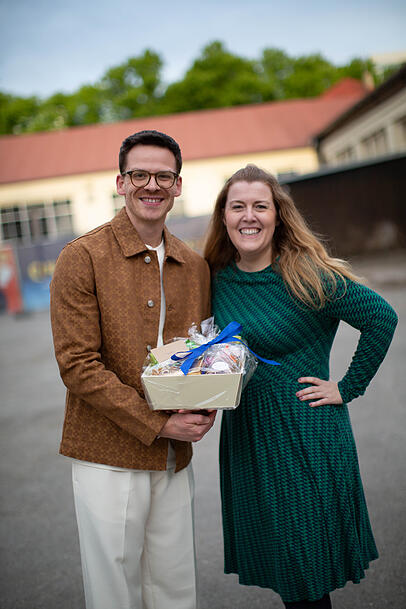 Liebe Freundin und geschätzte Kollegin: Franziska Wanninger besuchte Martin Frank im Circus Krone in München. Liebe Freundin und geschätzte Kollegin: Franziska Wanninger besuchte Martin Frank im Circus Krone in München.