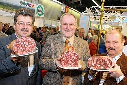 Halfen tatkräftig mit, die besten Presssäcke unter den neun Kandidaten zu finden (v. l.): Bürgermeister Manfred Preischl, Landrat Herbert Eckstein und Landrat Max Netter.