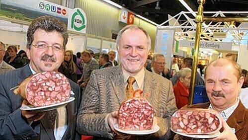 Halfen tatkräftig mit, die besten Presssäcke unter den neun Kandidaten zu finden (v. l.): Bürgermeister Manfred Preischl, Landrat Herbert Eckstein und Landrat Max Netter. Halfen tatkräftig mit, die besten Presssäcke unter den neun Kandidaten zu finden (v. l.): Bürgermeister Manfred Preischl, Landrat Herbert Eckstein und Landrat Max Netter.