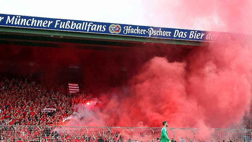 Bayern-Fans sorgten für eine frühe Spielunterbrechung. Bayern-Fans sorgten für eine frühe Spielunterbrechung.