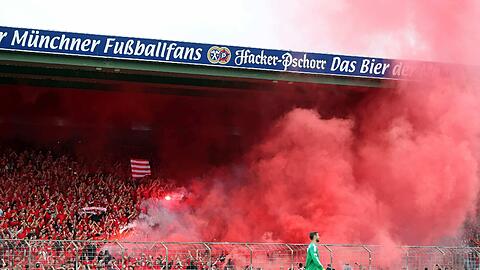 Bayern-Fans sorgten für eine frühe Spielunterbrechung.