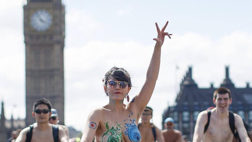 Hüllenlos und bunt bemalt - so war die nackte Radl-Parade durch die Londoner City. Hüllenlos und bunt bemalt - so war die nackte Radl-Parade durch die Londoner City.